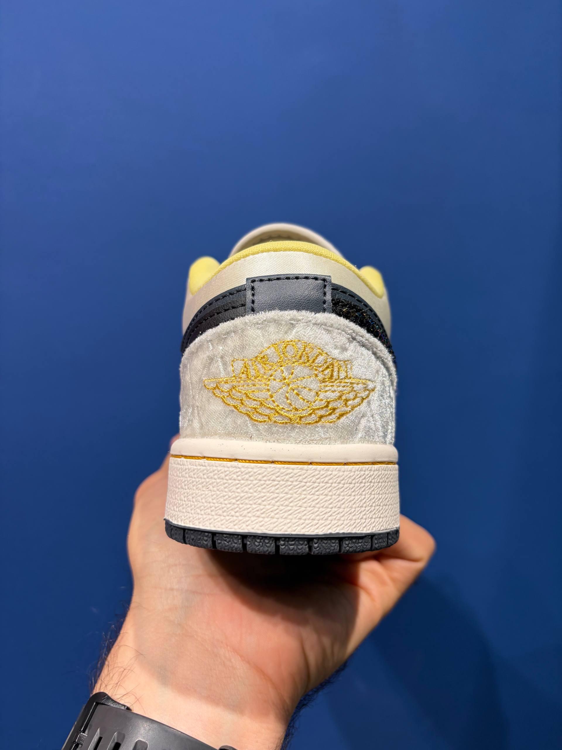 Nike air jordan 1 low beaded swoosh نایک ایر جردن 1 لو نگینی