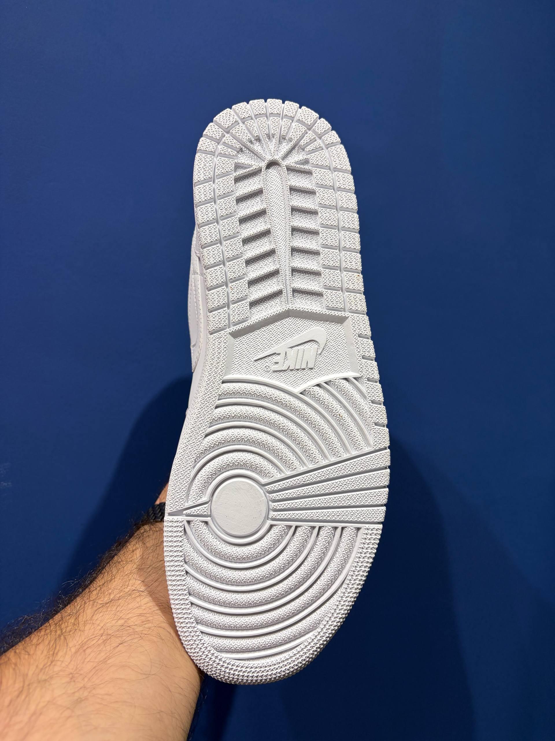 Nike air jordan 1 low triple white نایک ایر جردن 1 لو سفید