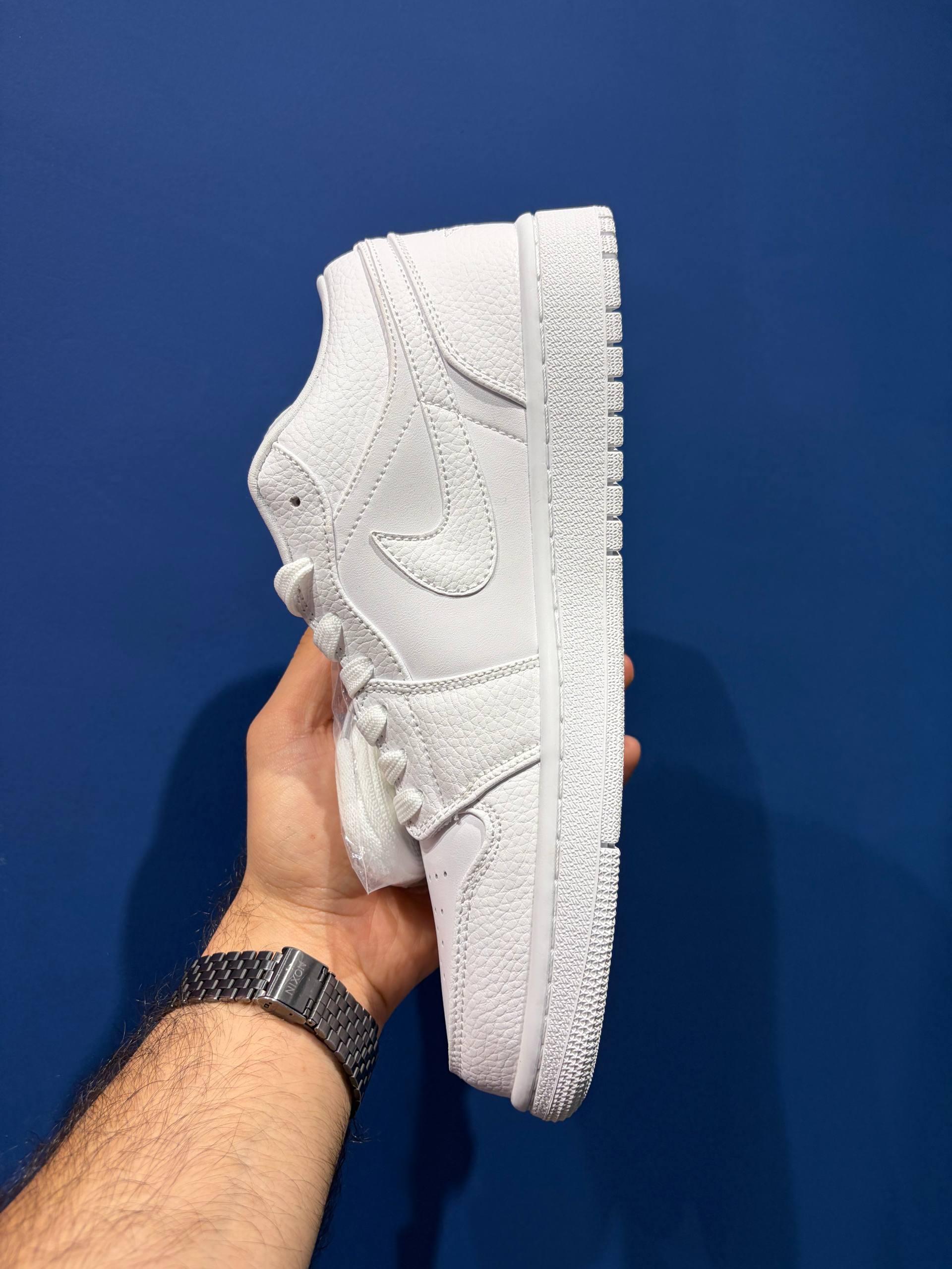 Nike air jordan 1 low triple white نایک ایر جردن 1 لو سفید