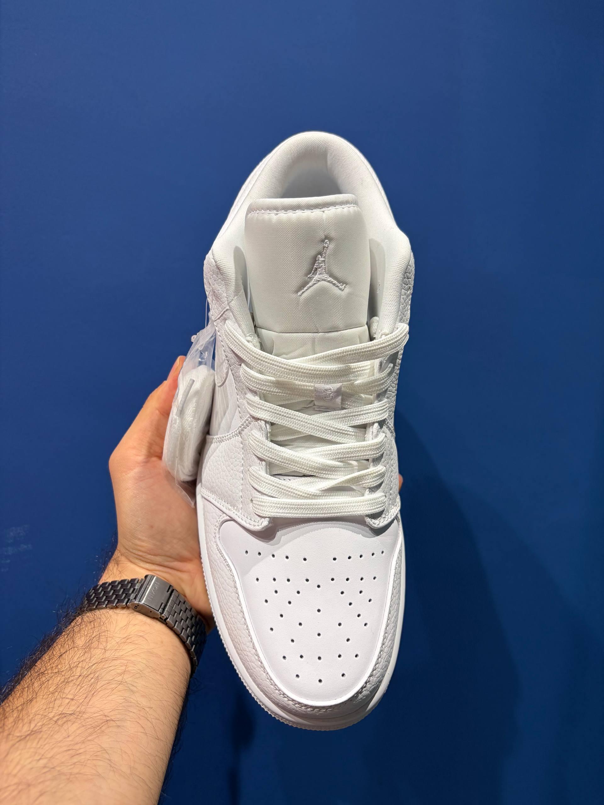 Nike air jordan 1 low triple white نایک ایر جردن 1 لو سفید